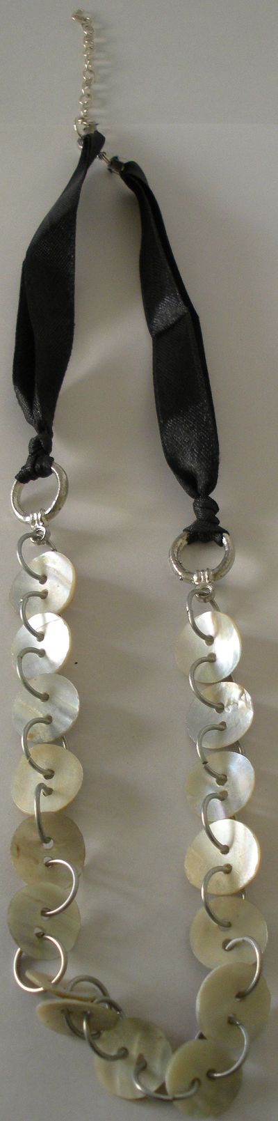 snazzy jazzy - BUTTON NECKLACE 