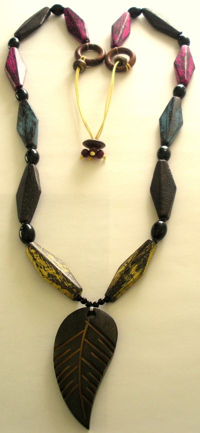 snazzy jazzy - LEAF PENDANT WOODEN NECKLACE 