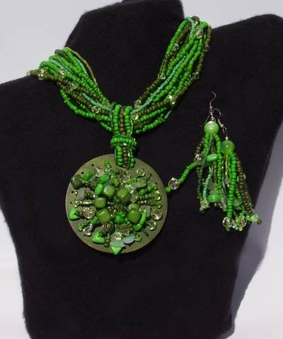 josephine's jewels - LARGE GREEN FULLY BEADED NECKLACE